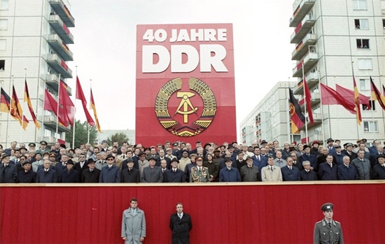 Bundesarchiv_Bild_183-1989-1007-402,_Berlin,_40__Jahrestag_DDR-Gründung,_Ehrengäste.jpg